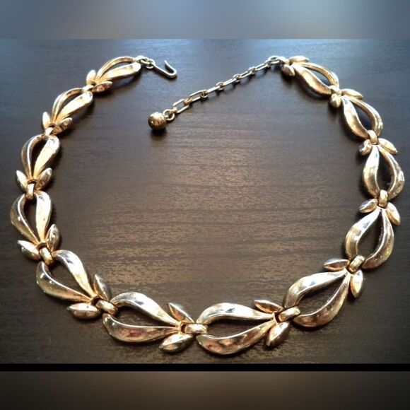 VINTAGE SIGNED CROWN TRIFARI GOLD TONE 16.5" NECKLACE EXCELLENT CONDITION - Picture 2 of 11